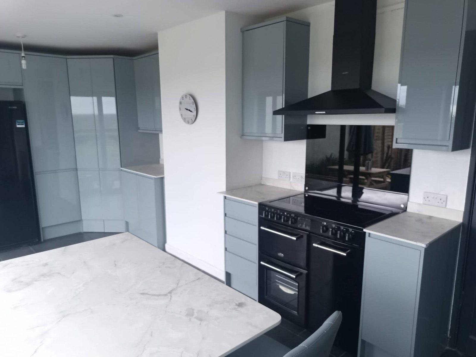 Fitted kitchen with range cooker and marble breakfast bar